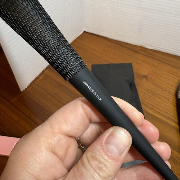 Lithe Beauty, The Essential Face Brush Set: (1) Bronzer Brush & (1) Powder Brush - Picture 2 of 3